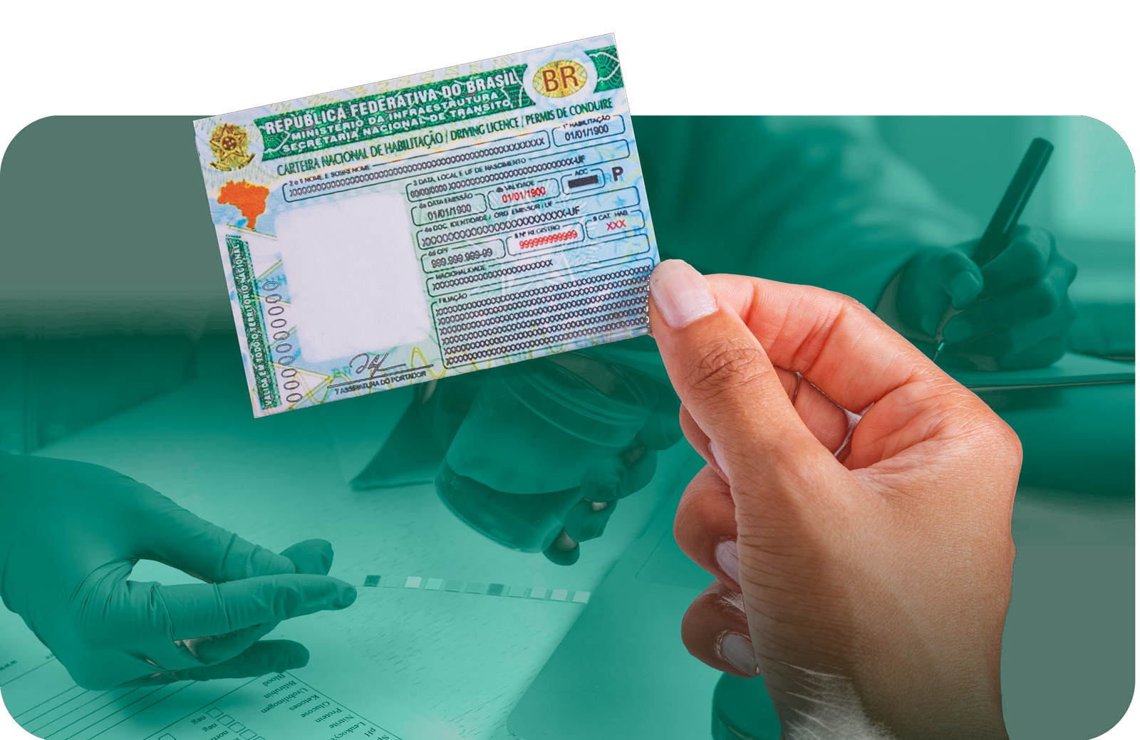 Profissional do laboratório Brumed entregando a CNH ao paciente após o exame toxicológico